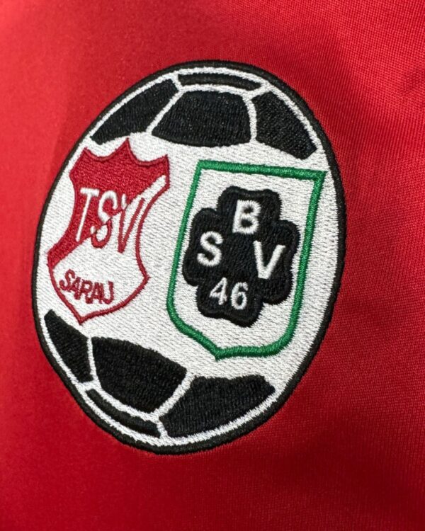 Details vom gesticktes Logo adidas Locker Room Logo (Beispiel)