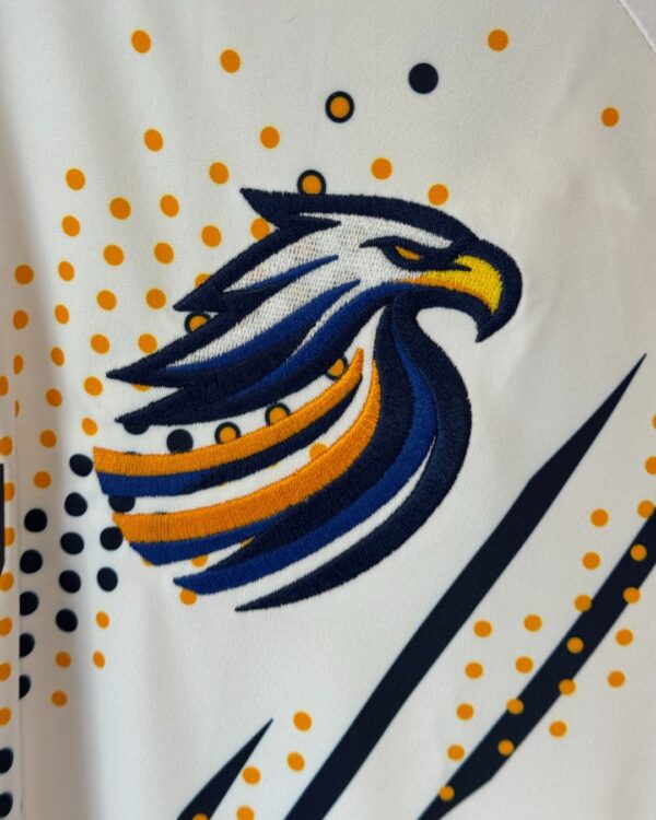 Ein gesticktes Vereinswappen aus dem adidas Locker Room