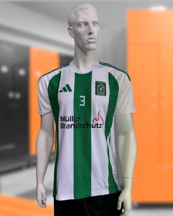 gruen weisse adidas Trikots mit Druck auf Brust und Rücken