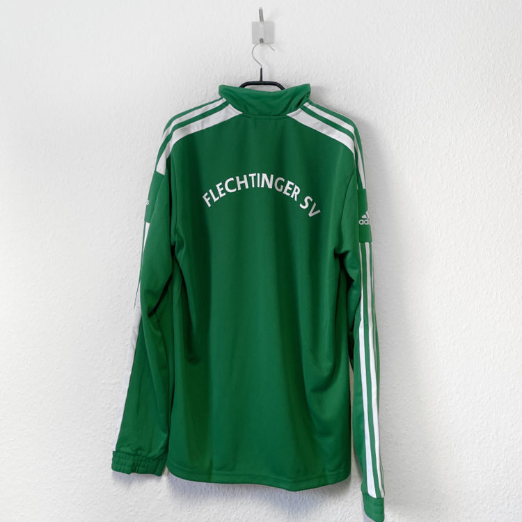 grüne adidas Trainingsoberteile mit weißem Vereinsnamen auf dem Rücken