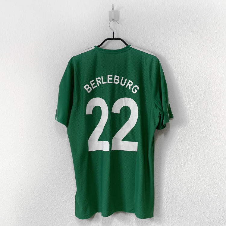 grüne adidas Trikots mit Vereinsname und Nummer Bedruckung auf dem Rücken
