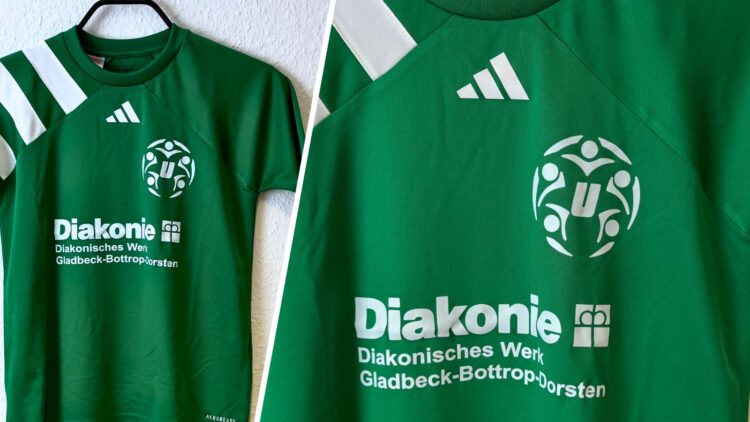 grünes Retro Trikot mit Bedruckung auf Brust und Rücken