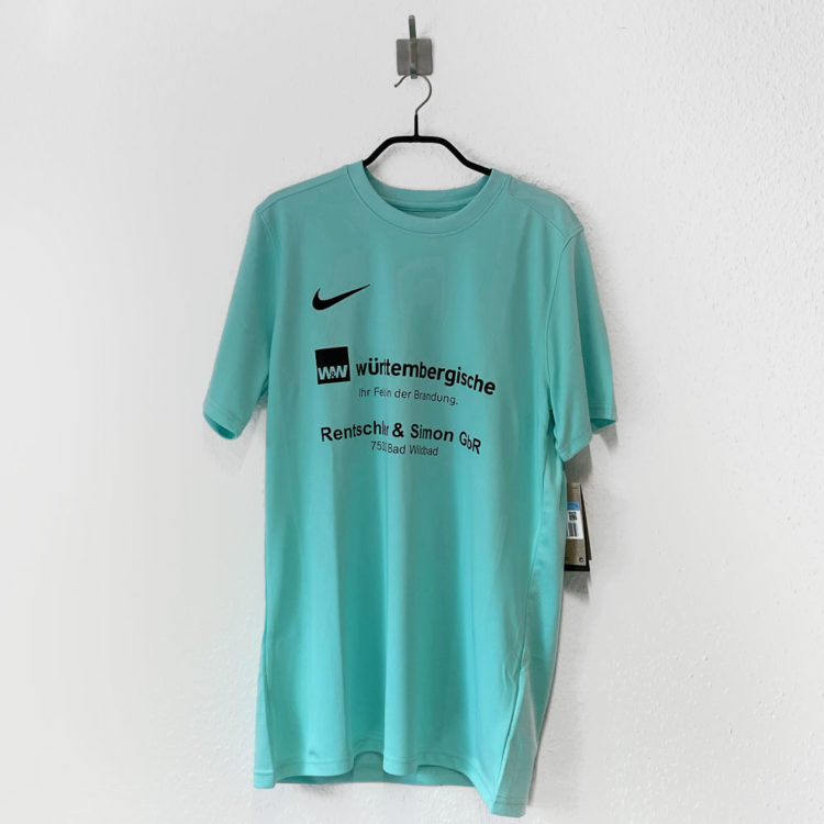 die hellblauen Nike Trikots mit der Bedruckung sind ein gutes Beispiel