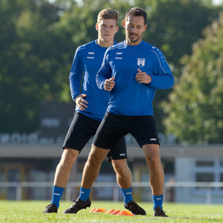 das Jako Classico Sweat Top (Artikelnummer 8850) in royal blau mit weiß