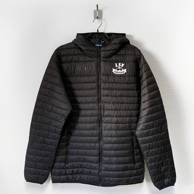 Die schwarze Jako Steppjacke mit Vereinswappen