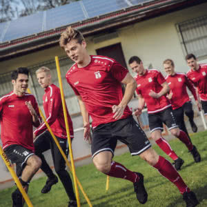 Die Jako Striker 2.0 Teamsport Linie zum Training.