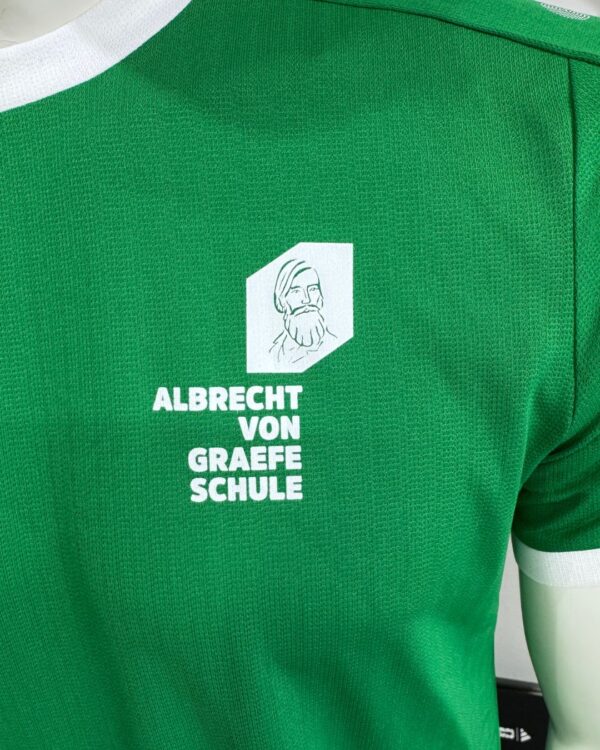 die Jako Trikots mit dem Logo der Schule auf der Brust
