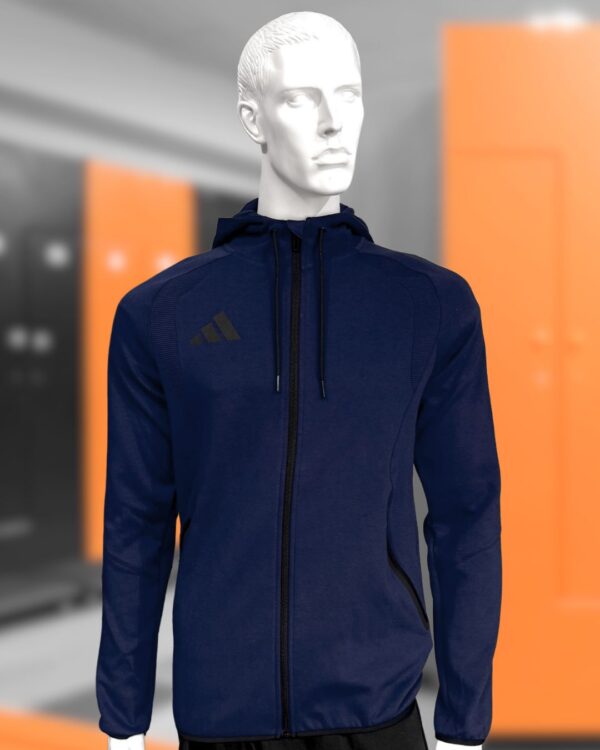 Die Marine Kapuzenjacke von adidas der Travel Linie mit Bedruckung