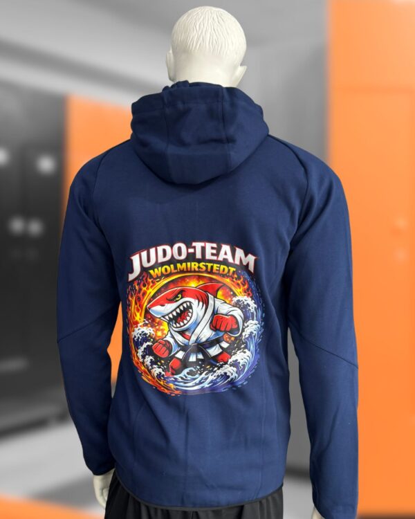 Die Marine adidas Kapuzenjacke mit Judo Team Logo auf dem Rücken