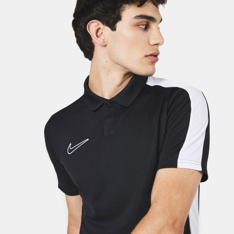 Nike Academy 23 mit dem Poloshirt