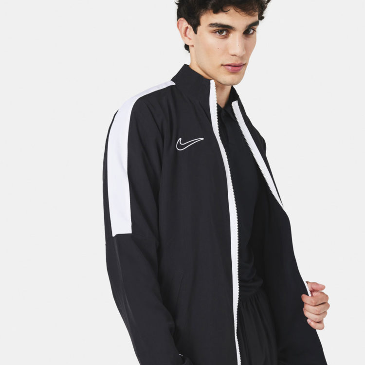 Mit der Nike Academy 23 Web Track Jacket kommt die Präsentationsjacke