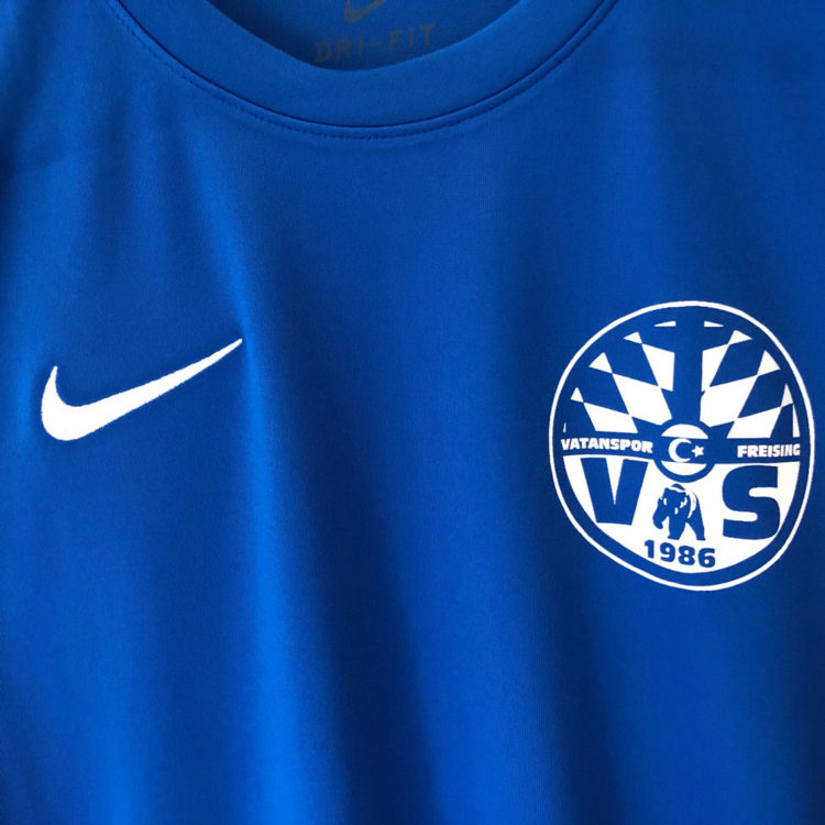 Das Nike Jersey von Vatanspor mit dem Vereinswappen auf der Brust