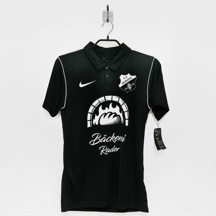 Die Nike Polo Shirts mit Vereinslogo und Sponsoren Werbung