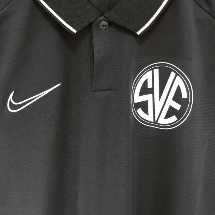 Die Vereinswappen Bedruckung bei den Nike Poloshirts des SV Erlingen