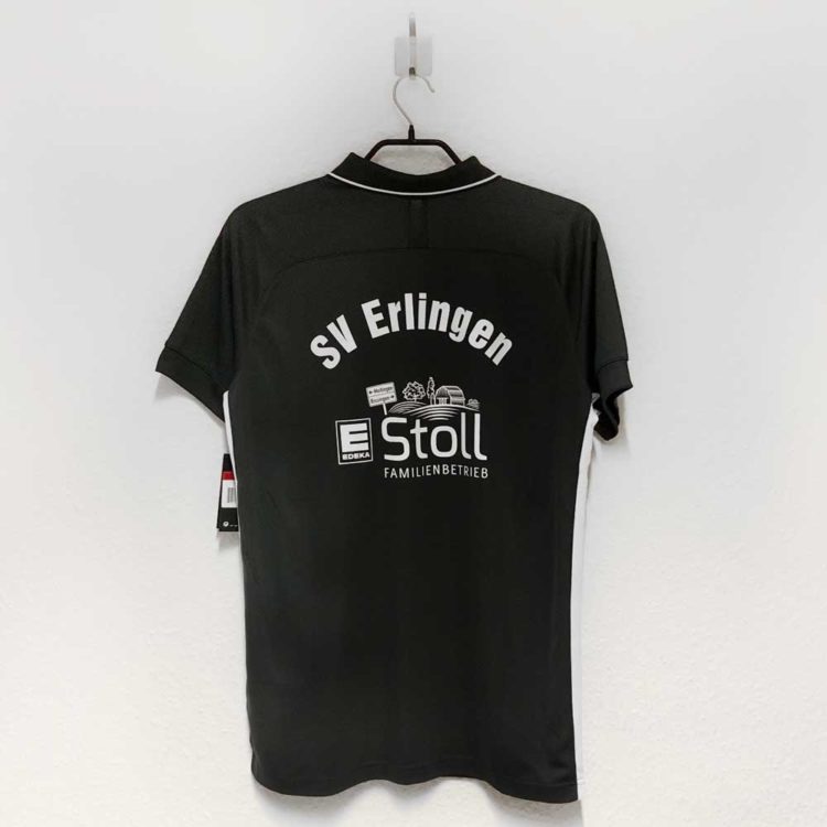 Vereinsname und Sponsor auf den Nike Poloshirts des SV Erlingen