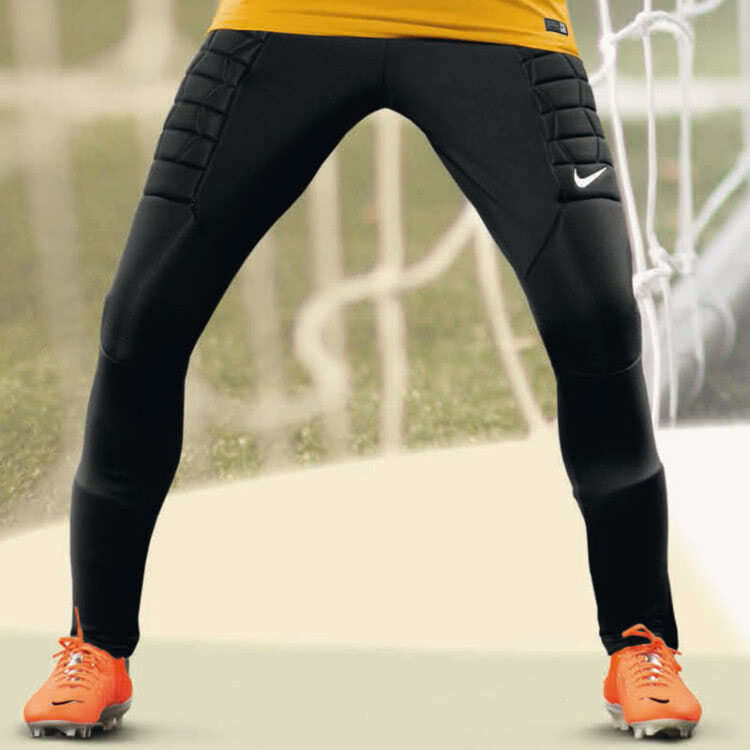 Die lange Nike Torwarthose hat Polster an den Seiten und an den Knien