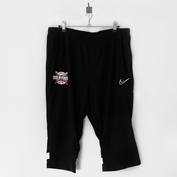 schwarze Nike 3/4 Pant mit Logo Druck des Vereins in Farbe