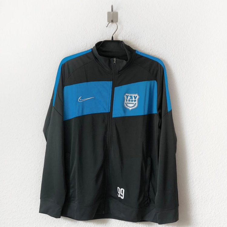 Die Nike Trainingsjacke mit Vereinslogo auf der Brust