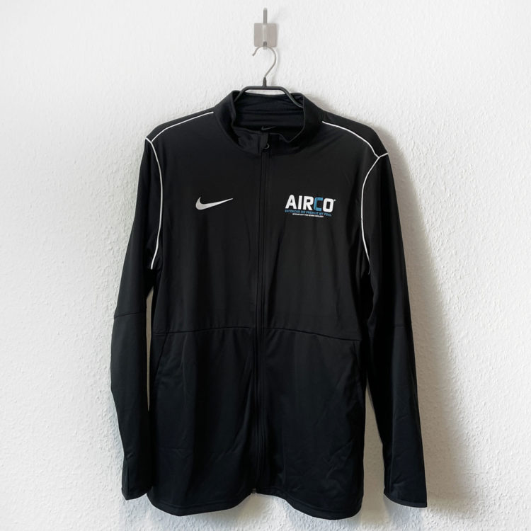 Die Nike Trainingsjacken mit dem Firmenlogo von Airco auf der Brust