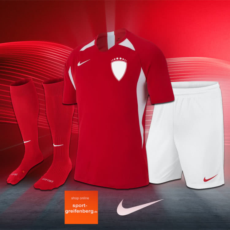 Der Nike Trikotsatz Legend mit Trikot in rot, Hosen und Stutzen