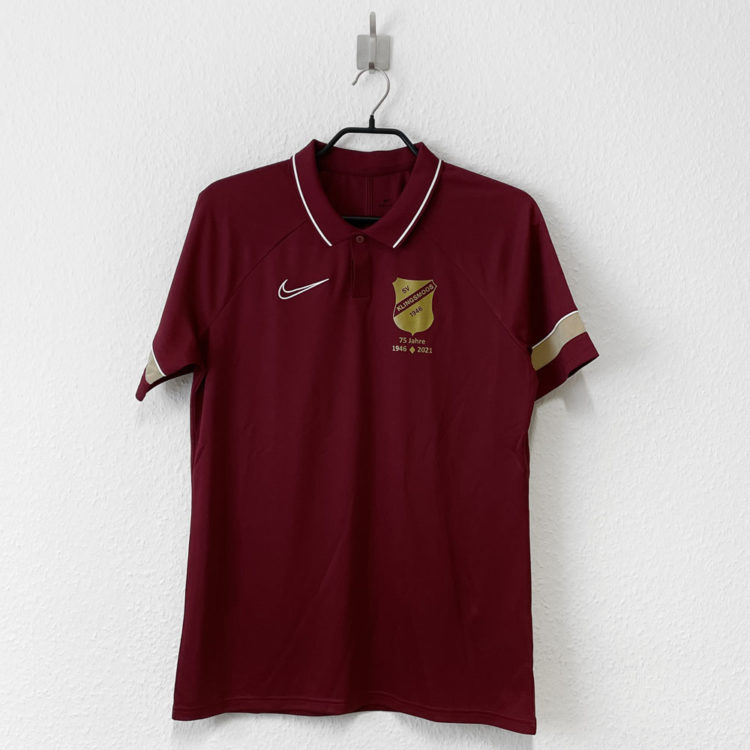 Das Poloshirt ist Teil der Nike Vereinsbekleidung mit goldenem Druck