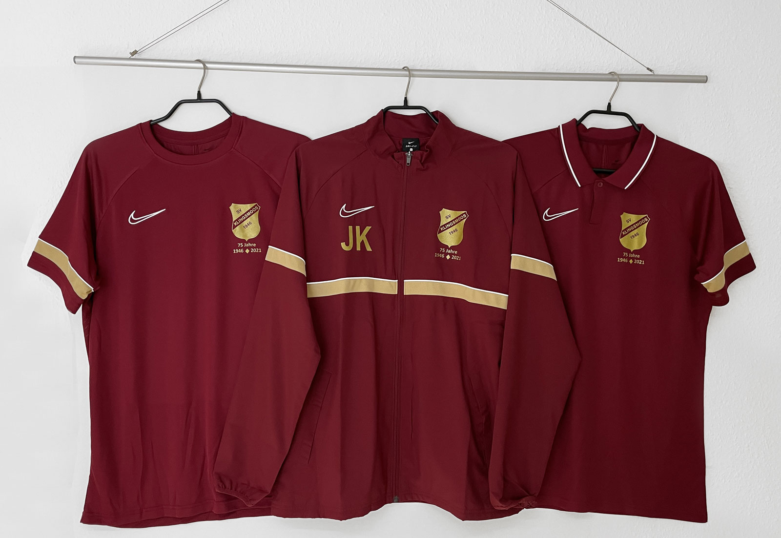 die komplette Nike Vereinsbekleidung in rot mit goldenem Aufdruck