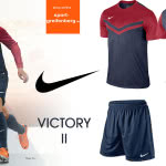 Das Nike Victory II Jersey im kompletten Trikotsatz mit Trikot Hose Stutzen