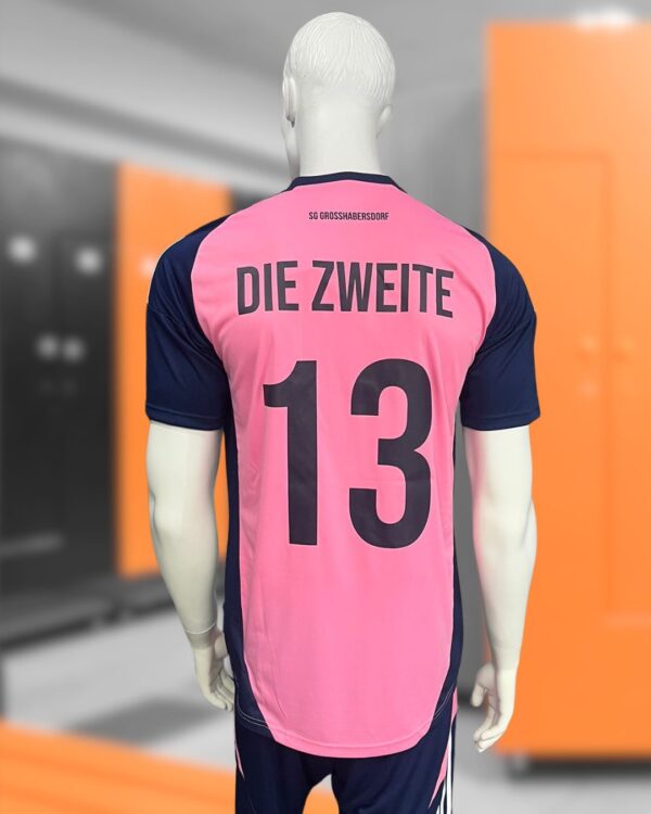 pinke adidas Trikots aus dem Locker Room mit Nummern und Vereinsnamen auf dem Rücken