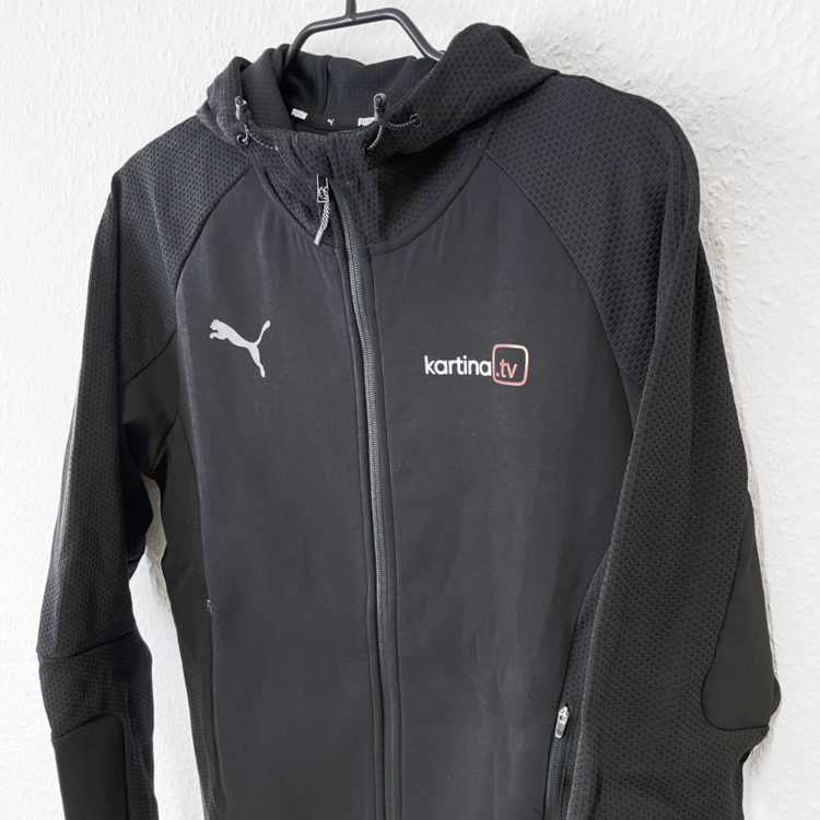 Die Puma Jacke mit Firmen-Logo auf der Brust