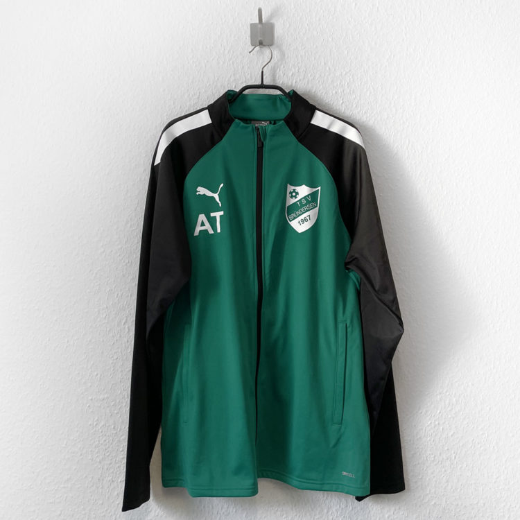 grüne Puma Trainingsjacke mit Vereinslogo Bedruckung auf der Brust