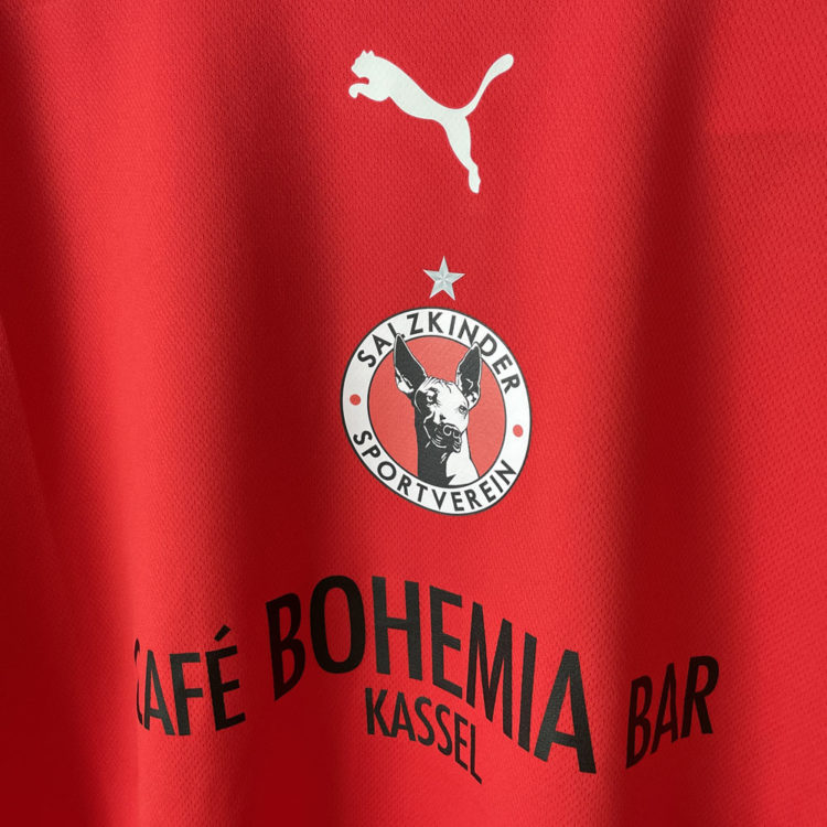 die roten Puma Trikots mit Bohemia Werbung auf der Brust