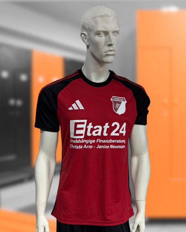 Die rot schwarzen adidas Trikots aus dem Locker Room