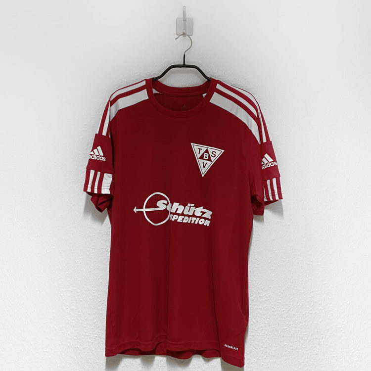 rote adidas Trikots mit Bedruckung vom Sponsor und dem Vereinslogo