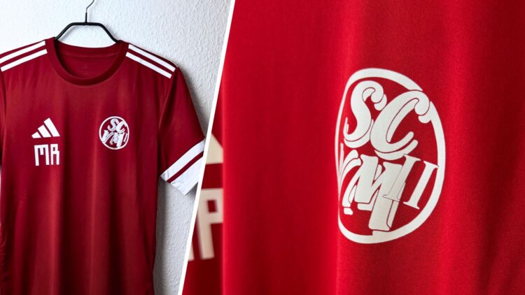 roter adidas Trikotsatz mit Bedruckung vom Vereinslogo und Nummern