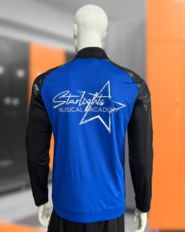 royalblaue Jako Trainingsjacke für das Musical Academy mit Bedruckung auf dem Rücken.