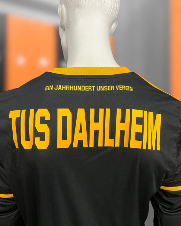 Die schwarz-gelben Trikots von adidas