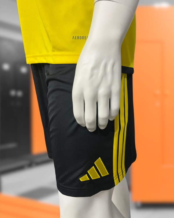 schwarz gelbe adidas Shorts mit 3 Streifen