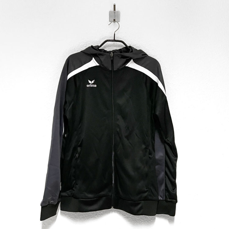 Die schwarze Kapuzenjacke von Erima für die Sportfreunde