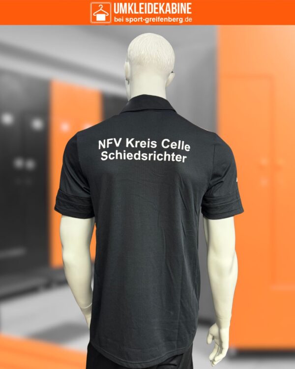 Die schwarzen Schiedsrichter Poloshirt mit Bedruckung auf dem Rücken