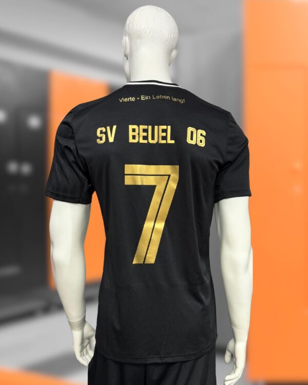 schwarze adidas Trikots mit goldenem Druck auf dem Rücken und der Brust