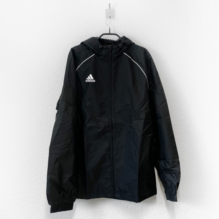 die schwarze adidas Team Regenjacke lässt sich sehr gut bedrucken