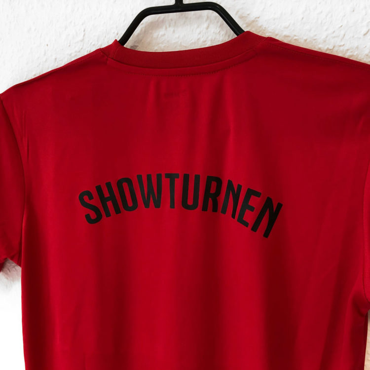 Die roten T-Shirts mit Druck des Showturnen