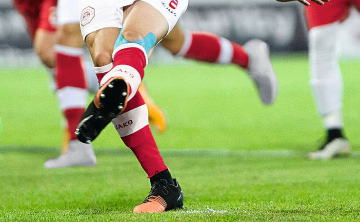 Darf man Socken über den Fußball Stutzen tragen