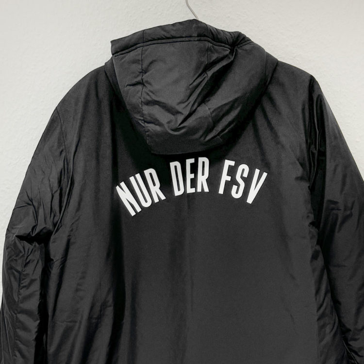 die schwarze adidas Stadionjacke mit Bedruckung auf dem Rücken