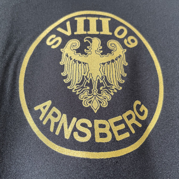 das goldene SV Arnsberg Vereinswappen auf den Shirts
