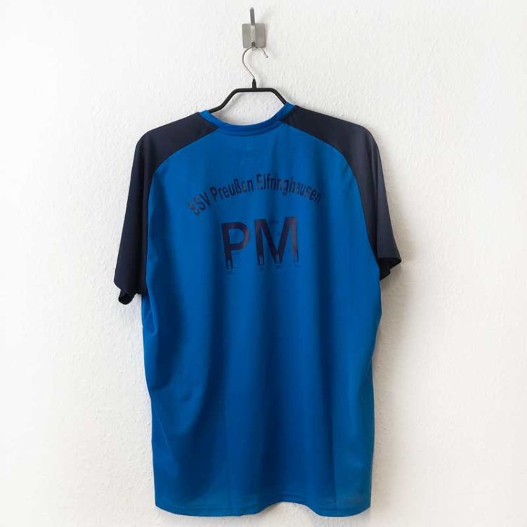 Das Training Shirt mit Vereinsname und Werbung in blau auf blau