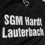 Der SGM Hardt Lauterbach mit Vereinsnamen beim Druck auf dem Trainingstop