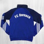 Der Trainingsanzug mit Vereinsnamen-Druck des FC Dornach
