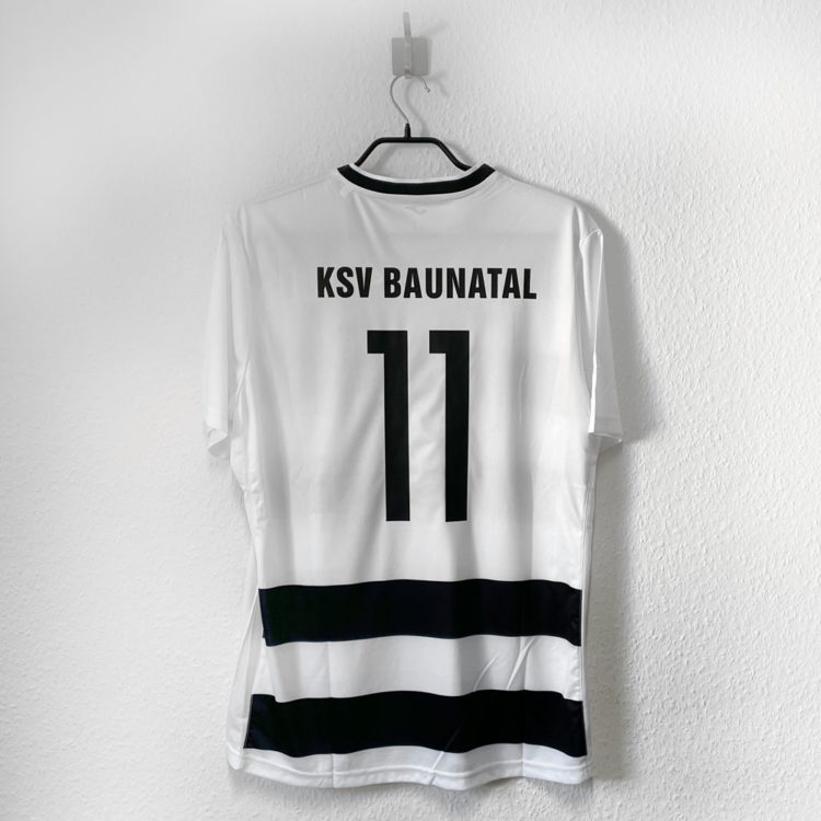 Die Trikot Bedruckung mit dem Vereinsname "KSV Baunatal" und der Rückennummer