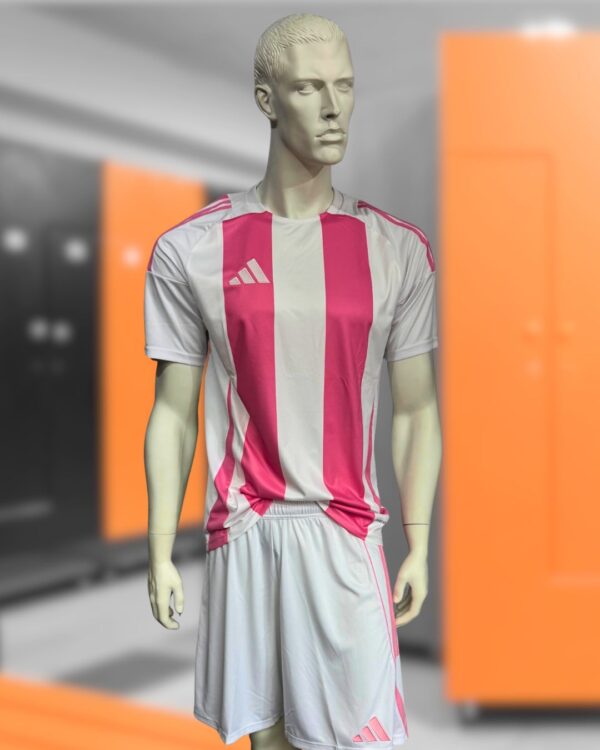 die weiß pink gestreiften adidas Trikots aus dem Locker Room